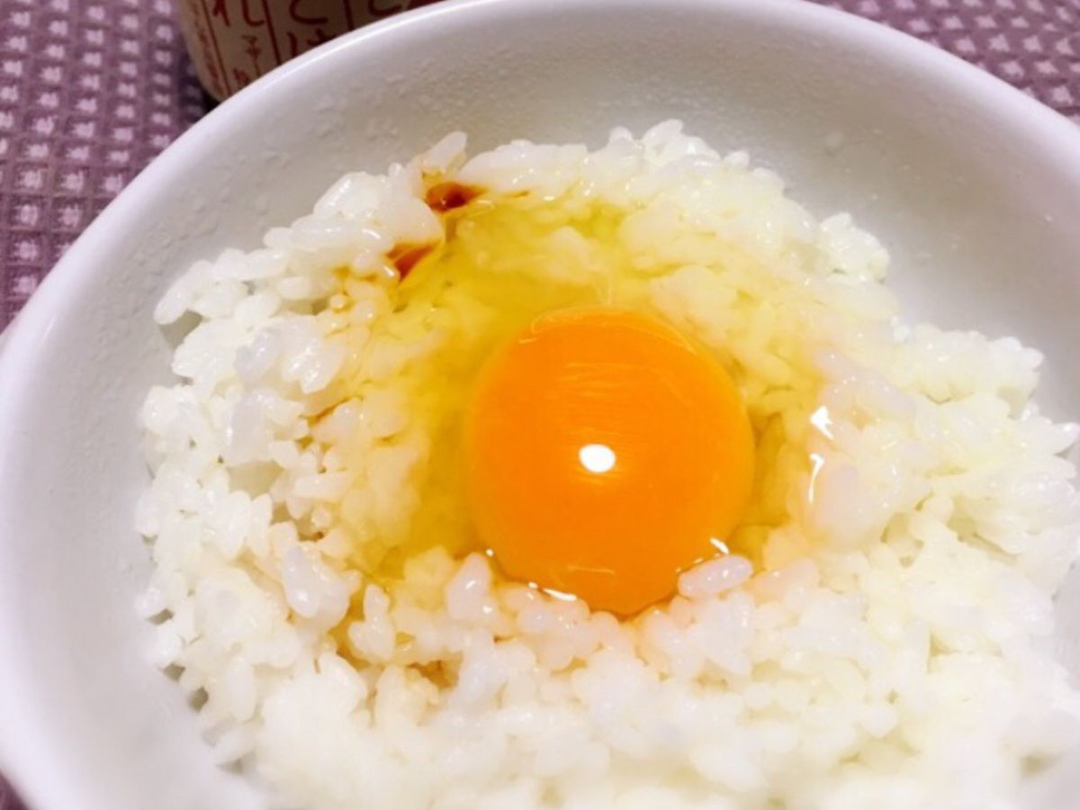 お椀に盛られた卵かけご飯