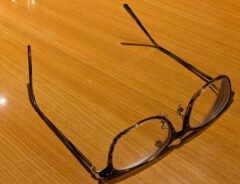 台の上に置かれたメガネ
