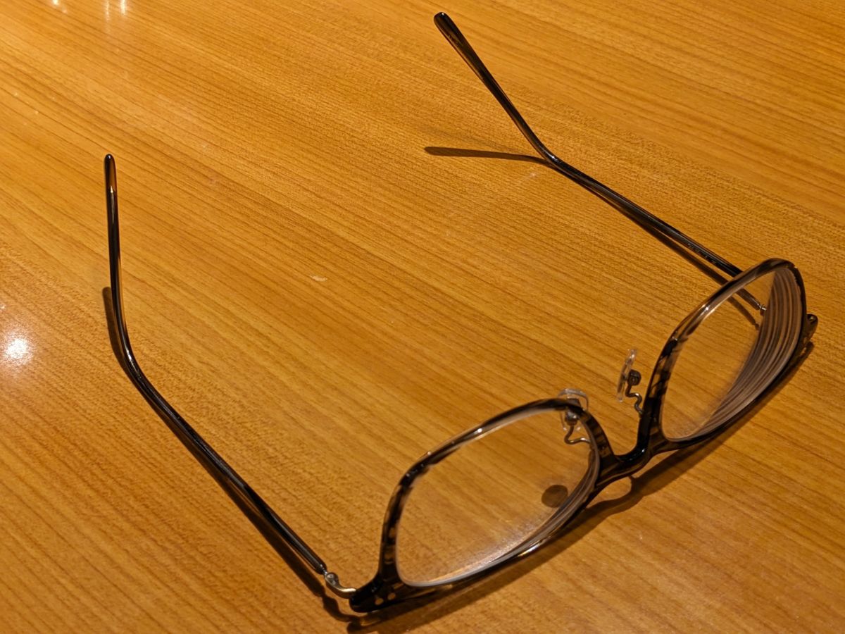 台の上に置かれたメガネ