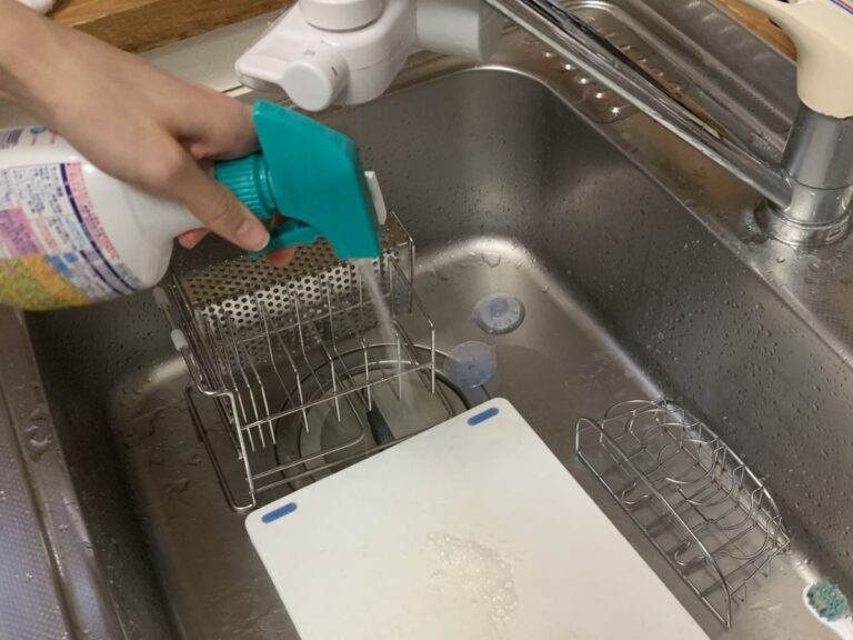 まな板にキッチン泡ハイターを吹きかけている様子