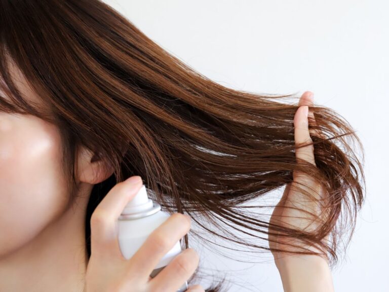 ヘアスプレーを吹きかけている様子