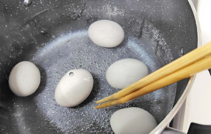 お好みソースで簡単とろとろ煮卵を作る写真