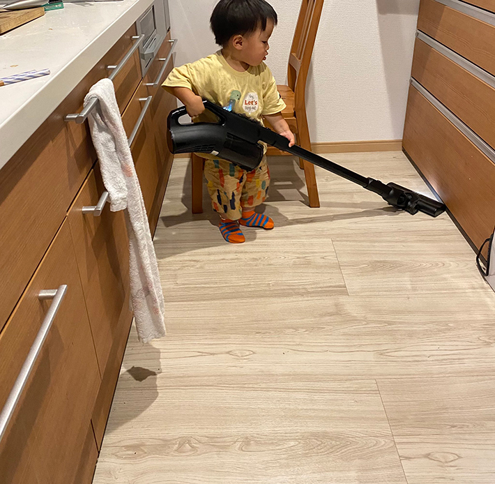 掃除機をかける子供の写真