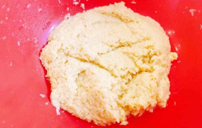 パン粉を使ったフレンチトーストを作る写真