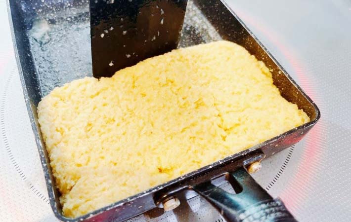 パン粉を使ったフレンチトーストを作る写真