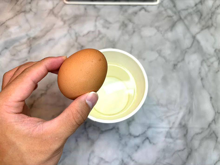 カップ麺容器で温泉卵を作る写真