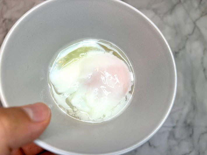 カップ麺容器で温泉卵を作った完成写真