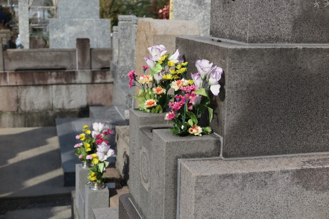 お墓と献花の画像