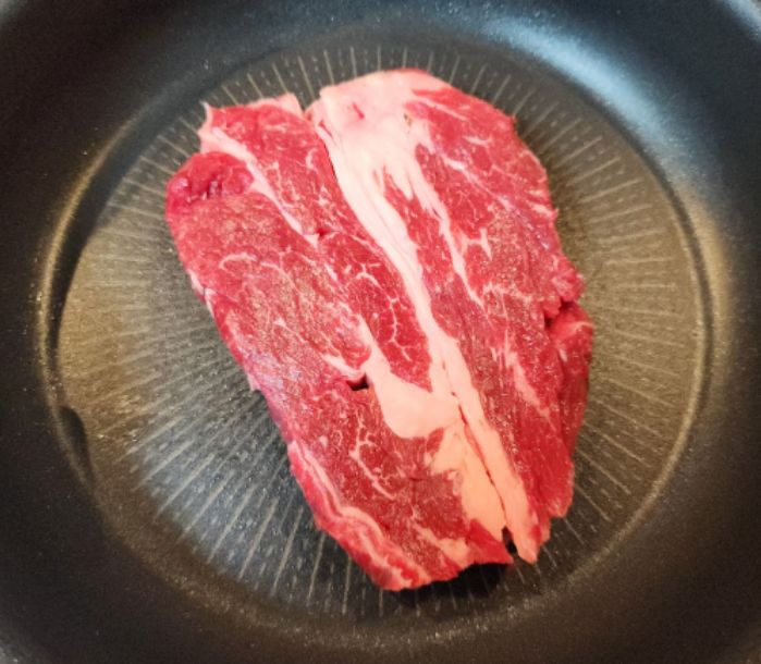 ステーキ肉を入れたフライパン