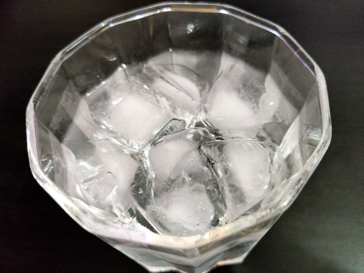 グラスに入った氷