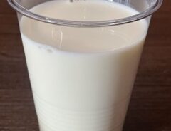 グラスに注がれた牛乳