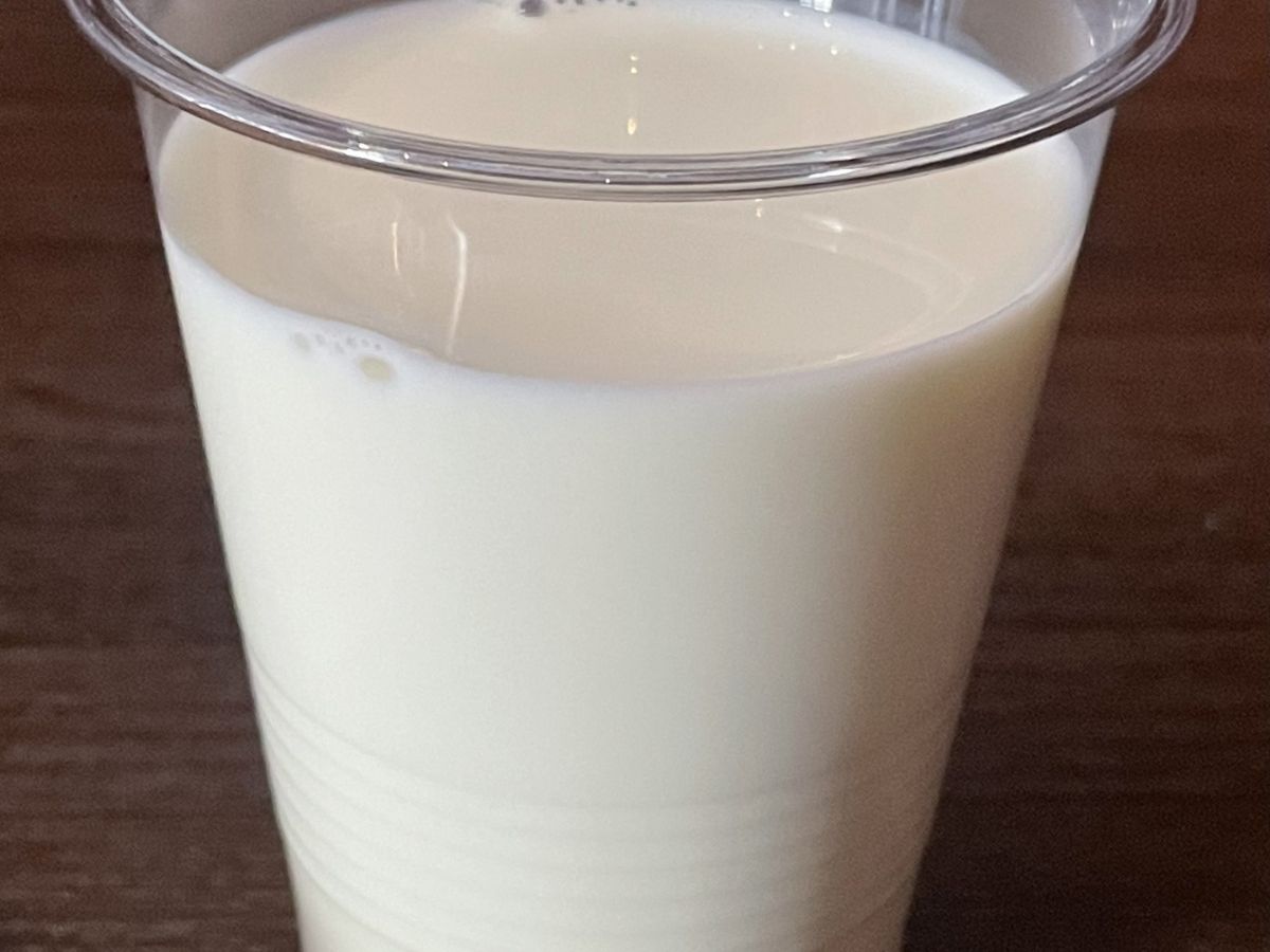 グラスに注がれた牛乳