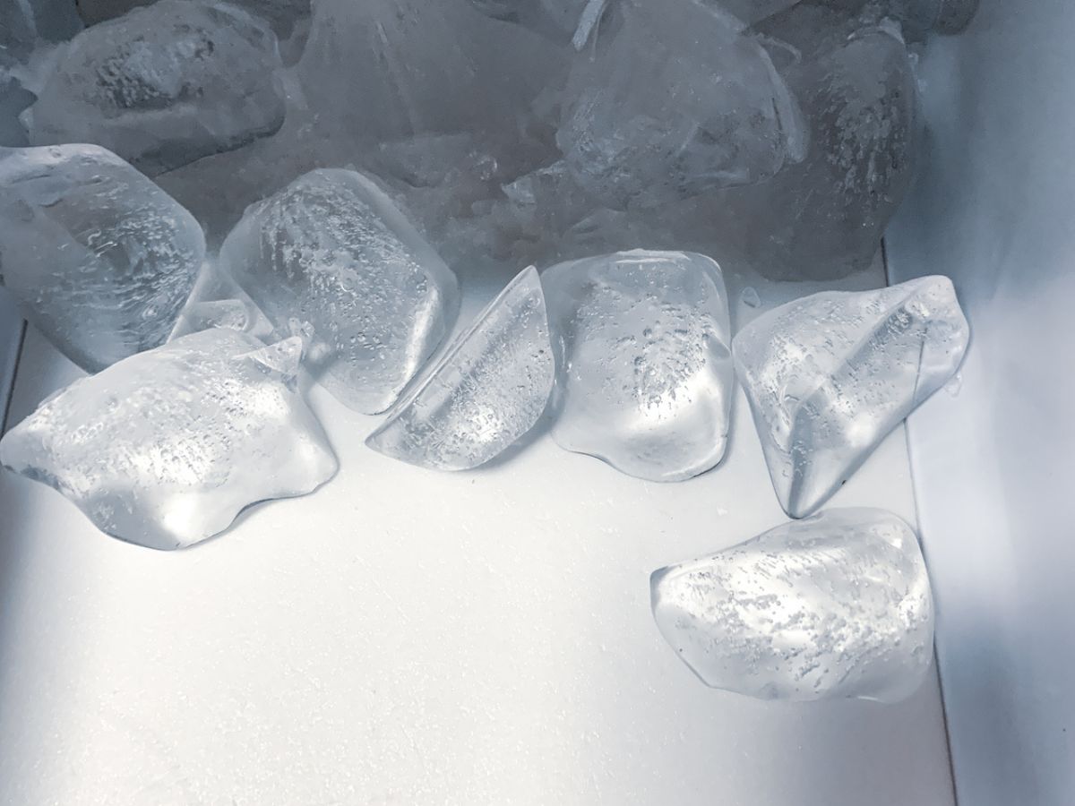 冷蔵庫で作られた氷