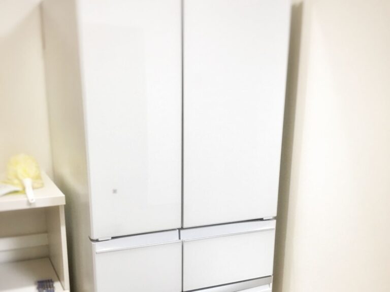 白い冷蔵庫