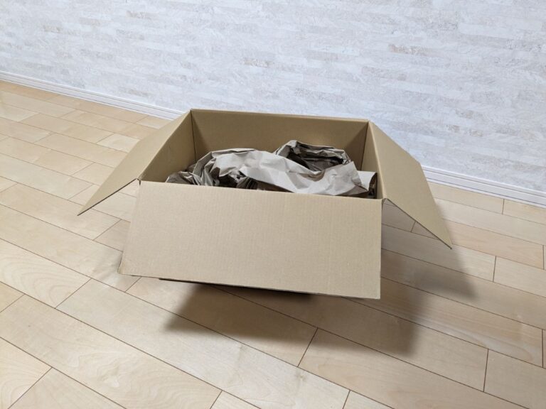 フローリングに置かれたダンボール