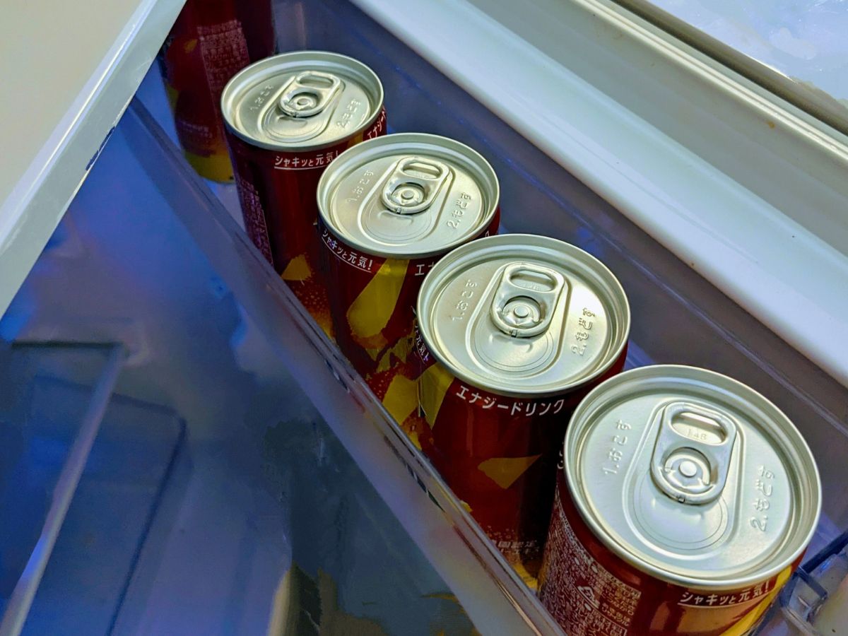 冷蔵庫のドアポケットに入れられた缶