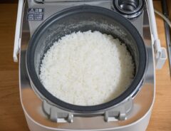 炊けた米が入った炊飯釜