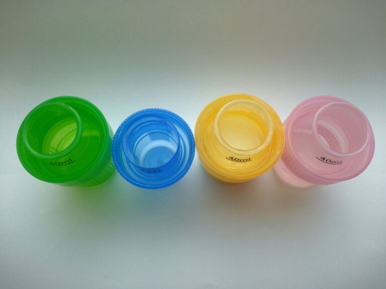並べられた洗剤や柔軟剤のキャップ