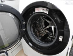 蓋の空いたドラム式洗濯機
