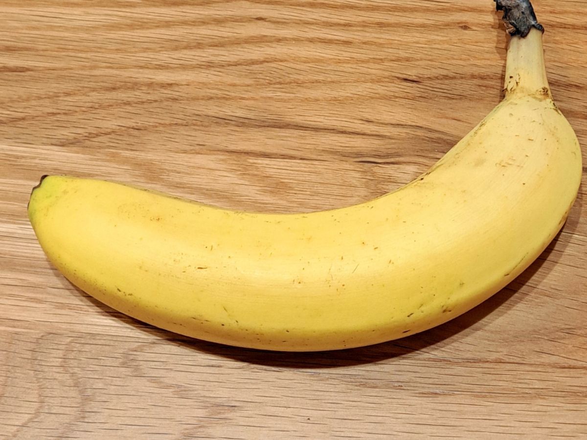 台の上に置かれたバナナ