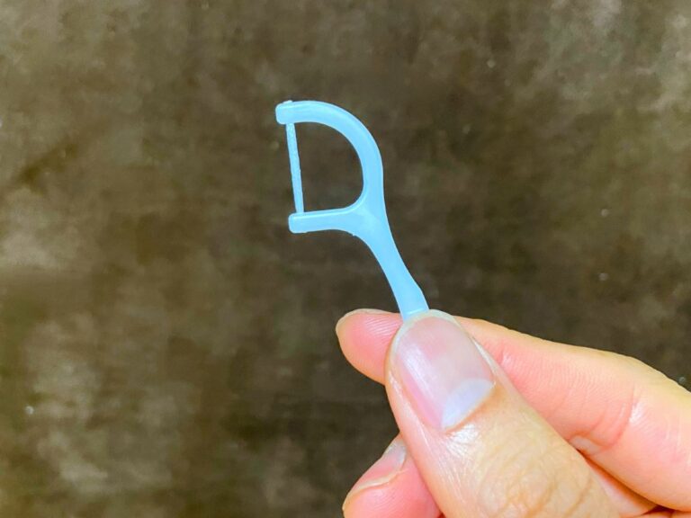 歯間ブラシを手で持っている様子