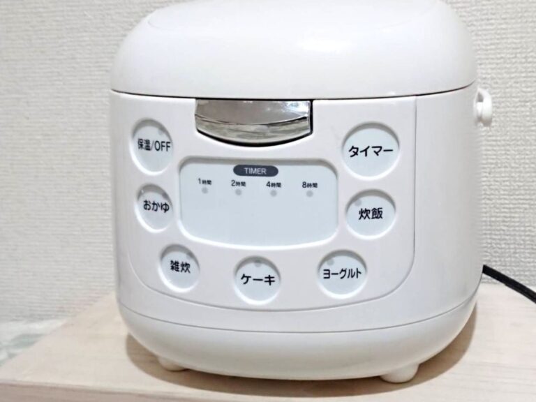 台の上に置かれた炊飯器