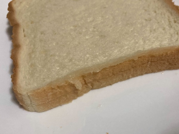 端がぬれている食パン