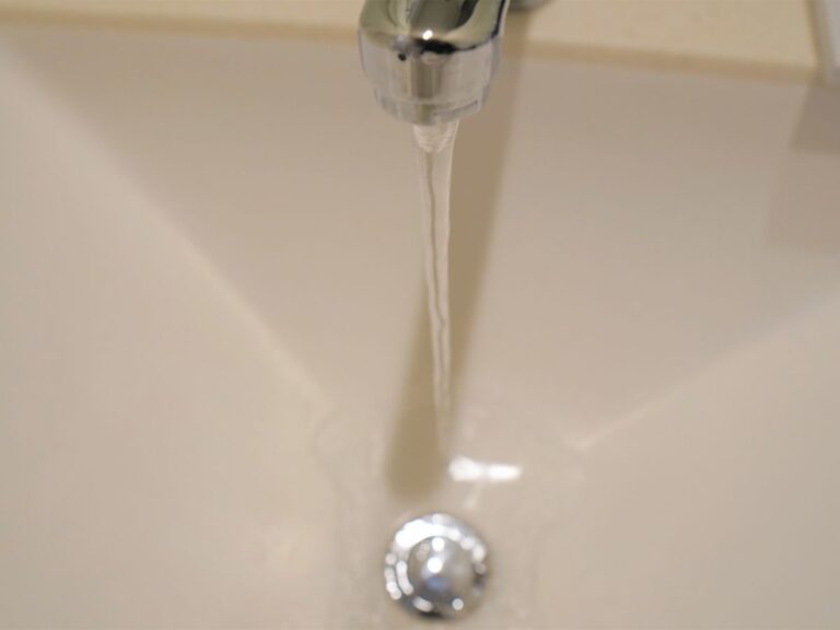 蛇口から流れる水