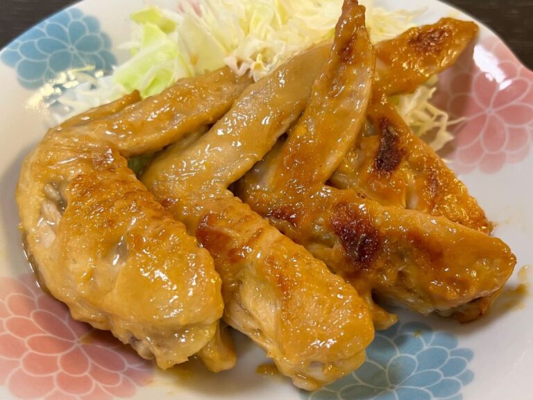 お皿に盛り付けられた手羽先