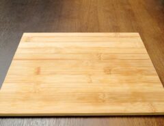 台の上に置かれた木製のまな板