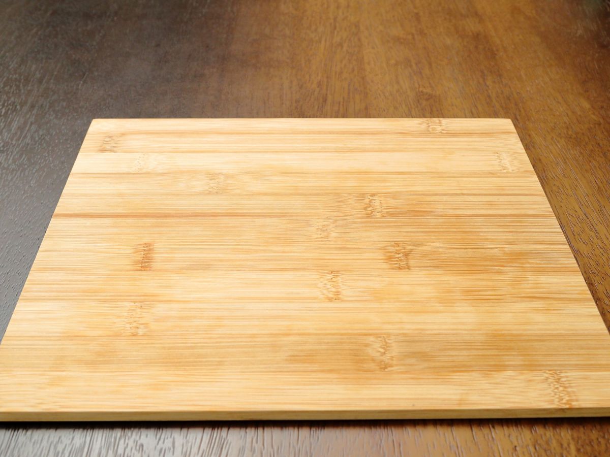台の上に置かれた木製のまな板