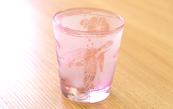 『ウミガメのトロピカルグラス』ピンクの画像