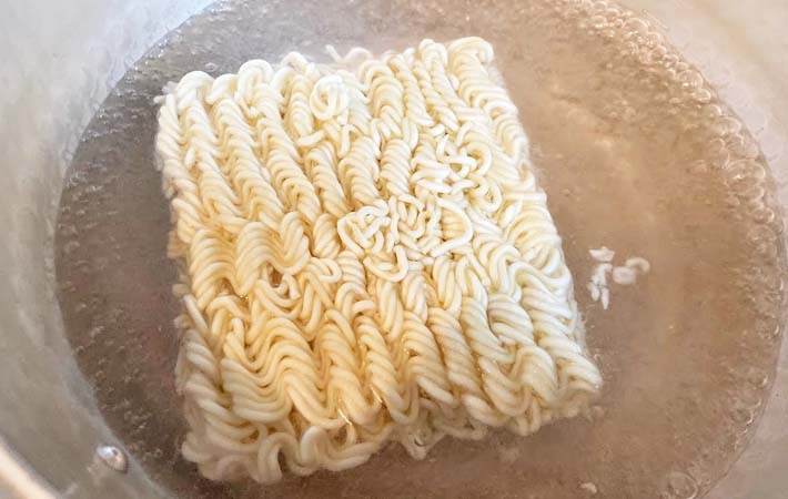 『サッポロ一番で塩卵つけ麺』を作る写真