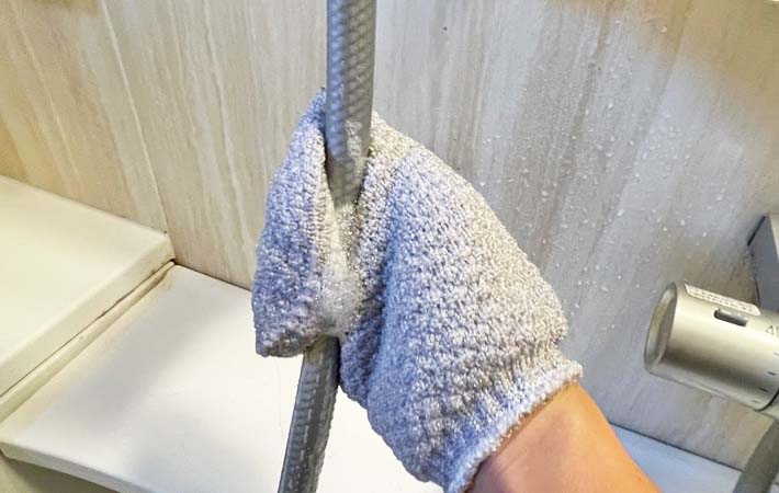 セリア『風呂掃除専用ミトン』を使う写真