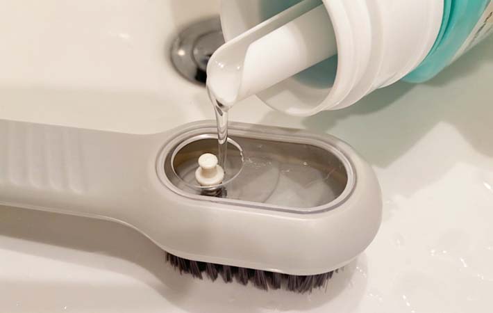3COINS『洗剤IN手洗いブラシ』を使う写真