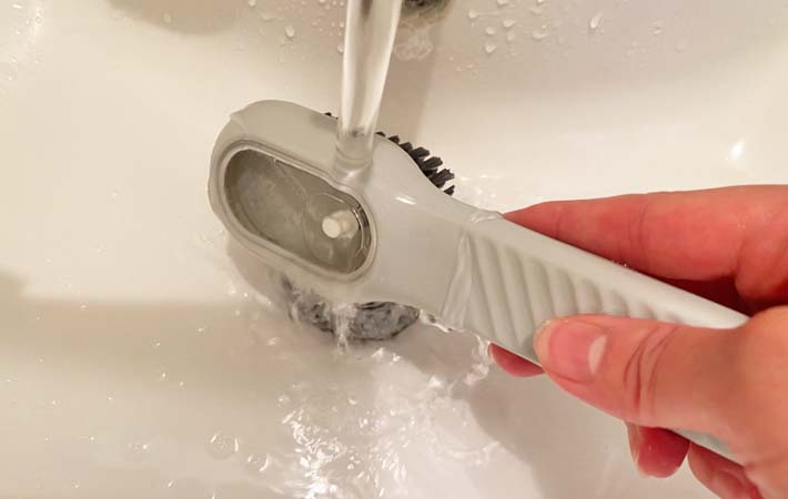 3COINS『洗剤IN手洗いブラシ』を使う写真