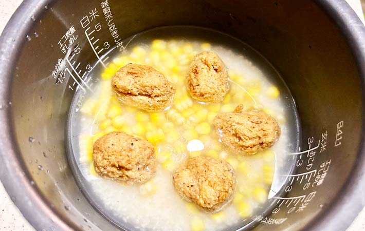 『チキチキボーンのスパイシー炊き込みご飯』を作る写真
