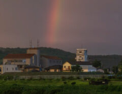 まちゅばら（@mpmb7）さんが撮影した虹と雷の写真