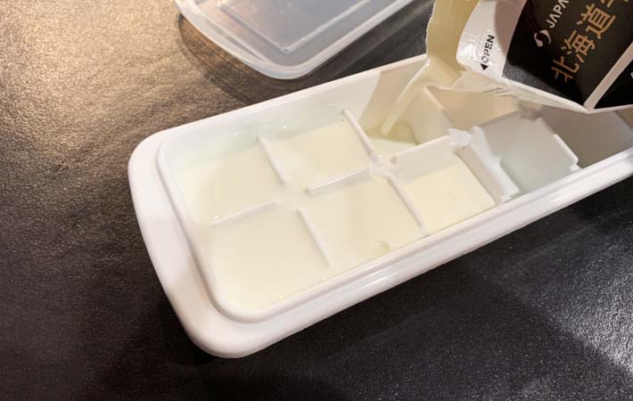 冷凍牛乳を作る写真