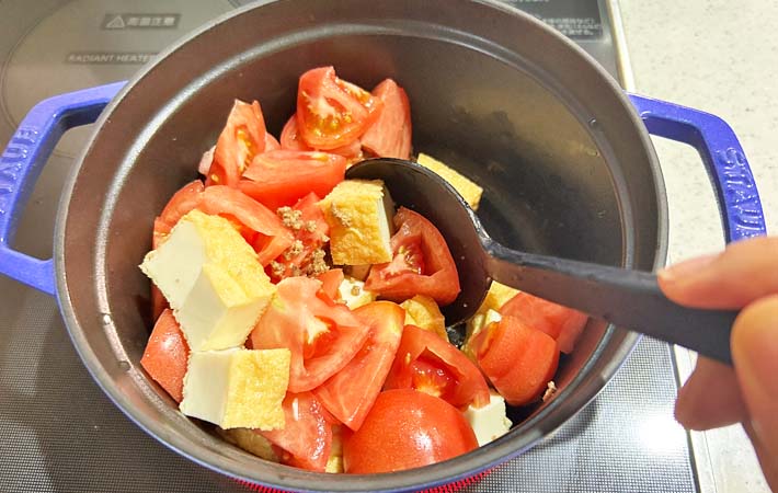 トマト麻婆丼を作る写真
