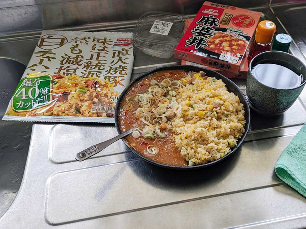 冷凍チャーハンとレトルト食品の料理