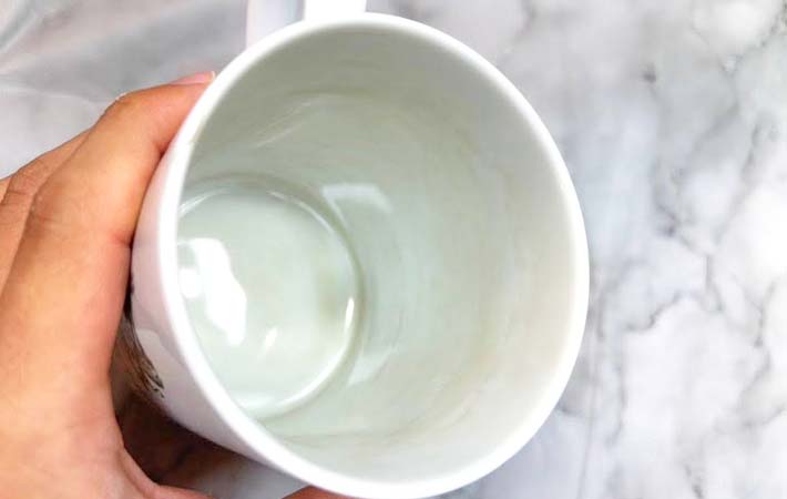 茶渋の付いたマグカップの写真