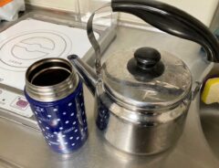水筒とやかんの写真