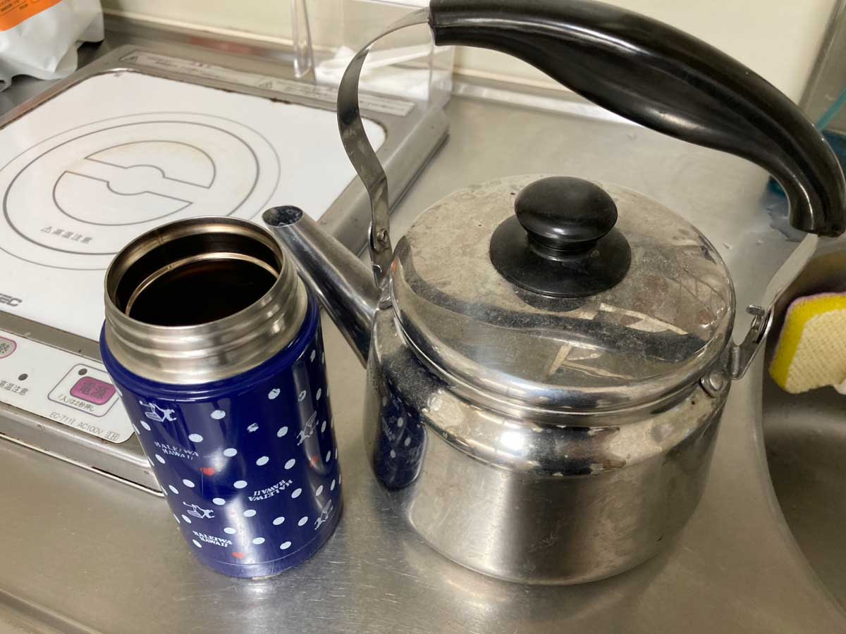 水筒とやかんの写真
