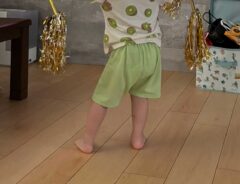 サンバを踊る子供