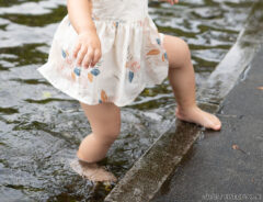 公園のじゃぶじゃぶ池で遊ぶ女の子の写真