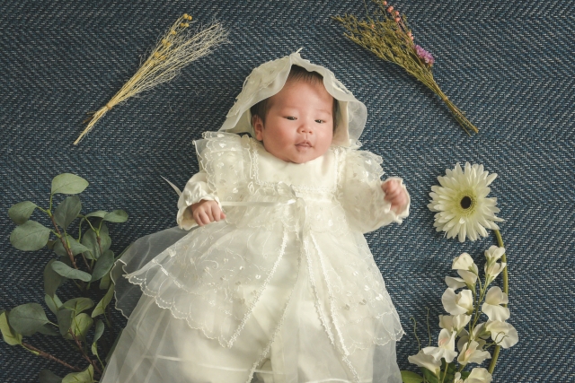 ドレスを着た赤ちゃんの画像