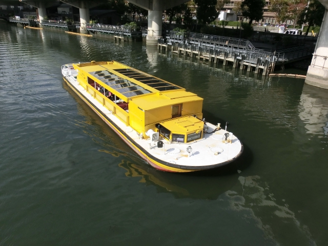 水の都・大阪の黄色い観光遊覧船の画像