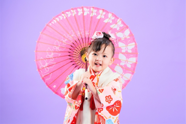 和傘を差す着物を着た女の子の画像