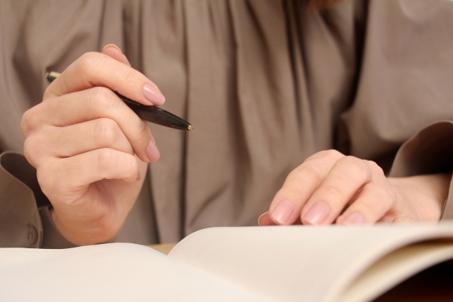 ペンを持つ女性の手の画像